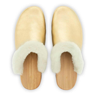 marie, gefütterter damen clog mit biegsamer nachhaltiger holzsohle, lammfellfutter und kragen, farbe: gold, holzclogs woody, woody schuhe, woody shoes, handgemachte holzschuhe aus österreich, kärnten