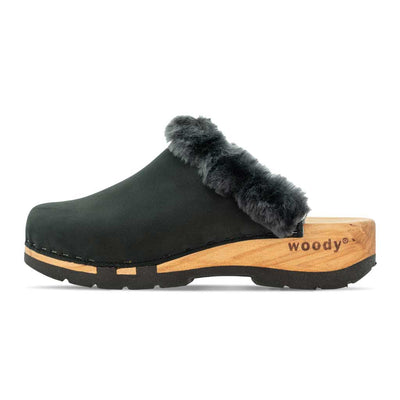 marie, gefütterter damen clog mit biegsamer nachhaltiger holzsohle, lammfellfutter und kragen, farbe: nero, holzclogs woody, woody schuhe, woody shoes, handgemachte holzschuhe aus österreich, kärnten