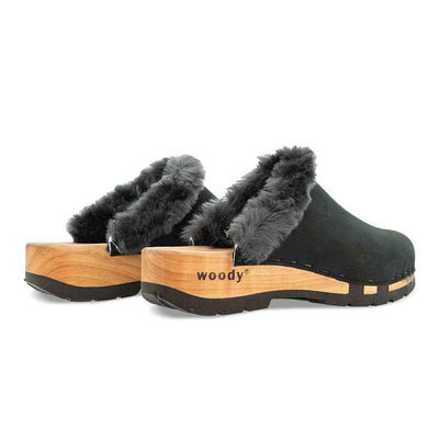 marie, gefütterter damen clog mit biegsamer nachhaltiger holzsohle, lammfellfutter und kragen, farbe: nero, holzclogs woody, woody schuhe, woody shoes, handgemachte holzschuhe aus österreich, kärnten