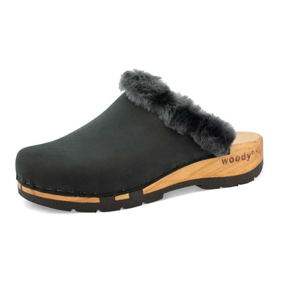 marie, gefütterter damen clog mit biegsamer nachhaltiger holzsohle, lammfellfutter und kragen, farbe: nero, holzclogs woody, woody schuhe, woody shoes, handgemachte holzschuhe aus österreich, kärnten