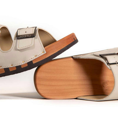 max, pantoletten clogs herren mit biegsamer nachhaltiger holzsohle, der bestseller, farbe: creme, holzclogs woody, woody schuhe, woody shoes, handgemachte holzschuhe aus österreich, kärnten