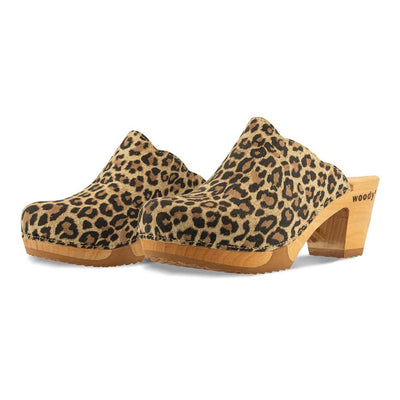 nina, clogs damen mit absatz und biegsamer nachhaltiger holzsohle, der bestseller, holzclogs woody, woody schuhe, woody shoes, handgemachte holzschuhe aus österreich, kärnten, farbe: wildcat (animal print - leo)