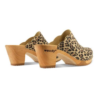 nina, clogs damen mit absatz und biegsamer nachhaltiger holzsohle, der bestseller, holzclogs woody, woody schuhe, woody shoes, handgemachte holzschuhe aus österreich, kärnten, farbe: wildcat (animal print - leo)