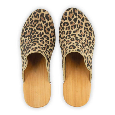 nina, clogs damen mit absatz und biegsamer nachhaltiger holzsohle, der bestseller, holzclogs woody, woody schuhe, woody shoes, handgemachte holzschuhe aus österreich, kärnten, farbe: wildcat (animal print - leo)