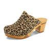 nina, clogs damen mit absatz und biegsamer nachhaltiger holzsohle, der bestseller, holzclogs woody, woody schuhe, woody shoes, handgemachte holzschuhe aus österreich, kärnten, farbe: wildcat (animal print - leo)