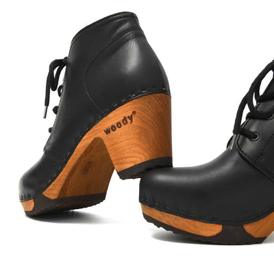 nora Stiefelette woddy Schuhe. Damen Stiefeletten kaufen, clog boots damen stiefel mit biegsamer nachhaltiger holzsohle. Damenclogs, Damen Clogs - Clogs Damen. Holzschuhe für Damen, Damen Clogs, Holzclogs, Damen Pantoletten mit Holzsohle. Holz Schuhe, Clog, Farbe: Nero Glattleder (schwarz)