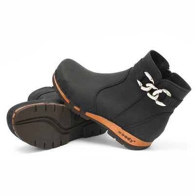 ofelia, clog stiefelette damen mit biegsamer nachhaltiger holzsohle und schmuckschnalle, farbe: nero (schwarz), holzclogs woody, woody schuhe, woody shoes, handgemachte holzschuhe aus österreich, kärnten