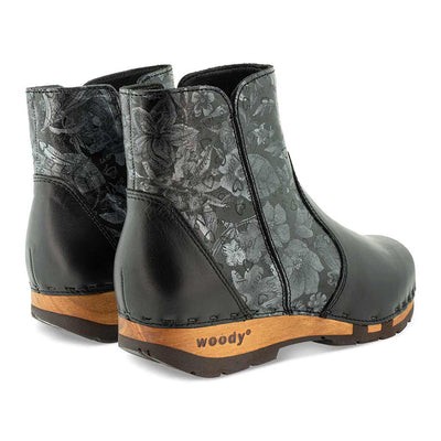 olga, clog stiefelette damen mit biegsamer nachhaltiger holzsohle, farbe: nero-coraflor silver (schwarz - schwarz mit silbernem blumendruck), holzclogs woody, woody schuhe, woody shoes, handgemachte holzschuhe aus österreich, kärnten