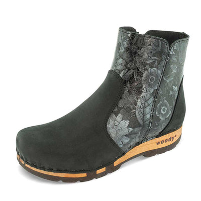 olga, clog stiefelette damen mit biegsamer nachhaltiger holzsohle, farbe: nero-coraflor silver (schwarz - schwarz mit silbernem blumendruck), holzclogs woody, woody schuhe, woody shoes, handgemachte holzschuhe aus österreich, kärnten