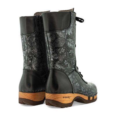 Ramona von woody Schuhe. Damen Stiefel mit hohem Schaft bestellen. Holzclog Stiefel. Holzstiefel. Stiefel für Damen handgemacht. Handgemachte Stiefel kaufen., farbe: coraflor silver (schwarz mit silbernem Blumendruck)