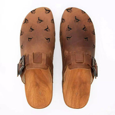 roderich, clog mit stick hirsche streumuster für herren, biegsame nachhaltige holzsohle, farbe: olivia, holzclogs woody, woody schuhe, woody shoes, handgemachte holzschuhe aus österreich, kärnten