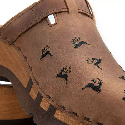 roderich, clog mit stick hirsche streumuster für herren, biegsame nachhaltige holzsohle, farbe: olivia, holzclogs woody, woody schuhe, woody shoes, handgemachte holzschuhe aus österreich, kärnten