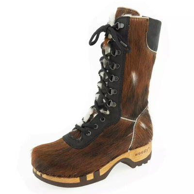 Rosanna Fell Damen Clog Stiefel von woody Schuhe. Damen Stiefel mit hohem Schaft bestellen. Holzclog Stiefel. Holzstiefel. Stiefel für Damen handgemacht. Handgemachte Stiefel kaufen. - farbe natur fell. Kuhfellstiefel woody. kuhfell clogs