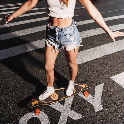 girl skating whith roxy, clog sneakers für damen mit hohem schaft und biegsamer nachhaltiger holzsohle, farbe: weiss (glattleder), holzclogs woody, woody schuhe, woody shoes, handgemachte holzschuhe aus österreich, kärnten