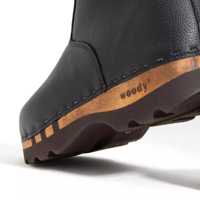 Sandro Herrenstiefel von woody Schuhe. Herrenclogs mit biegsamer Holzsohle von woody Schuhe, Herrenclog von woody Schuhe. Clogs mit biegsamer Holzsohle und holzfußbett. Clogs online bestellen. Handgemachte Herrenstiefel, farbe: cervo nero (schwarz)