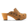 silvana, clog mit stick hirsche streumuster für damen, biegsame nachhaltige holzsohle mit absatz, farbe: tabacco (braun) mit stick, holzclogs woody, woody schuhe, woody shoes, handgemachte holzschuhe aus österreich, kärnten