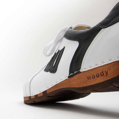 wayne, sneakers clogs herren mit biegsamer nachhaltiger holzsohle, der bestseller, farbe: weiss-schwarz, holzclogs woody, woody schuhe, woody shoes, handgemachte holzschuhe aus österreich, kärnten