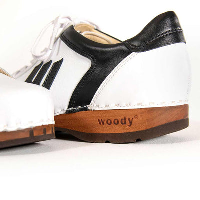 wayne, sneakers clogs herren mit biegsamer nachhaltiger holzsohle, der bestseller, farbe: weiss-schwarz, holzclogs woody, woody schuhe, woody shoes, handgemachte holzschuhe aus österreich, kärnten