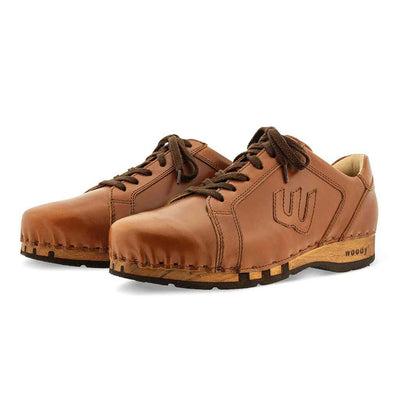 wayne, sneakers clogs herren mit biegsamer nachhaltiger holzsohle, holzclogs woody, woody schuhe, woody shoes, handgemachte holzschuhe aus österreich, kärnten, der bestseller, farbe: cognac (braun)