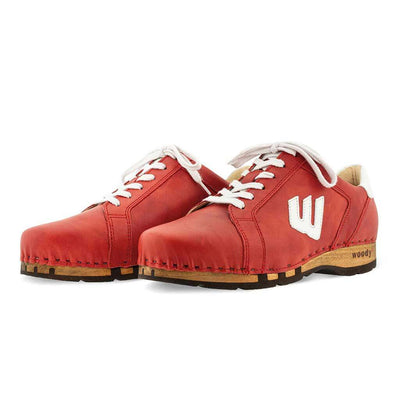 clogs herren sneaker wayne woody holzschuhe. herren clogs, flexible, biegsame holzsohle. holzclogs, sneaker clogs herren, männer clogs mit fussbett. woody leder clogs herren. holzclogs, holzschuhe bestellen. farbe: rosso-weiss (rot-weiss), logo detailansicht