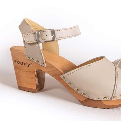 yara, sandaletten clogs damen mit biegsamer nachhaltiger holzsohle, der bestseller, farbe: creme, holzclogs woody, woody schuhe, woody shoes, handgemachte holzschuhe aus österreich, kärnten, blumenfeld