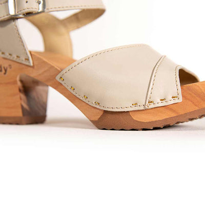 yara, sandaletten clogs damen mit biegsamer nachhaltiger holzsohle, der bestseller, farbe: creme, holzclogs woody, woody schuhe, woody shoes, handgemachte holzschuhe aus österreich, kärnten, blumenfeld