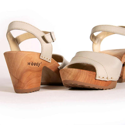 yara, sandaletten clogs damen mit biegsamer nachhaltiger holzsohle, der bestseller, farbe: creme, holzclogs woody, woody schuhe, woody shoes, handgemachte holzschuhe aus österreich, kärnten, blumenfeld