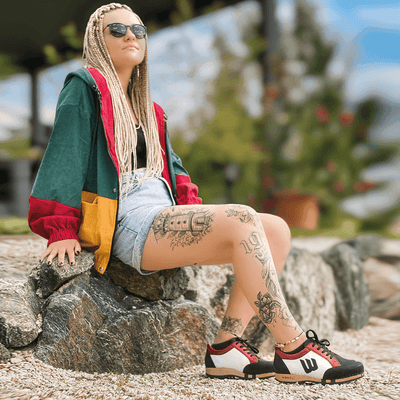 abby, clog sneakers damen mit biegsamer nachhaltiger holzsohle, farbe: nero-rosso (schwarz-rot-weiss), holzclogs woody, woody schuhe, woody shoes, handgemachte holzschuhe, sommerliche terrasse, garten