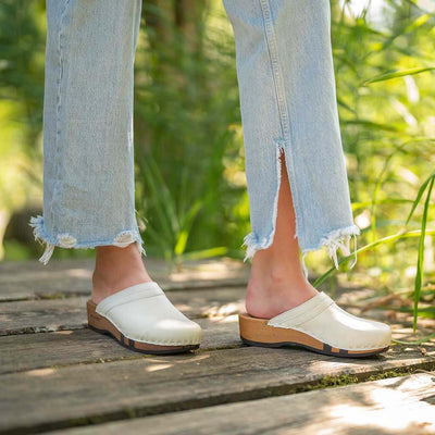 hanni, clogs damen mit biegsamer nachhaltiger holzsohle, farbe: hielo-naturweiss, holzclogs woody, woody schuhe, woody shoes, handgemachte holzschuhe aus österreich, kärnten