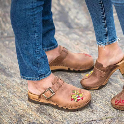 lukas kärnten, clogs herren mit stick und biegsamer nachhaltiger holzsohle, der bestseller, farbe: tabacco-braun, holzclogs woody, woody schuhe, woody shoes, handgemachte holzschuhe aus österreich, kärnten