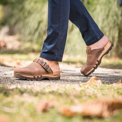 lukas, clogs herren mit biegsamer nachhaltiger holzsohle, der bestseller, farbe: tabacco-braun, holzclogs woody, woody schuhe, woody shoes, handgemachte holzschuhe aus österreich, kärnten