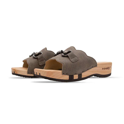 modell-annika-farbe: sand_clogs pantoletten damen mit biegsamer nachhaltiger weidenholzsohle, holzclogs woody, woody schuhe, woody shoes, handgemachte holzschuhe aus österreich, kärnten, metal-accessoires-inchrome-optic