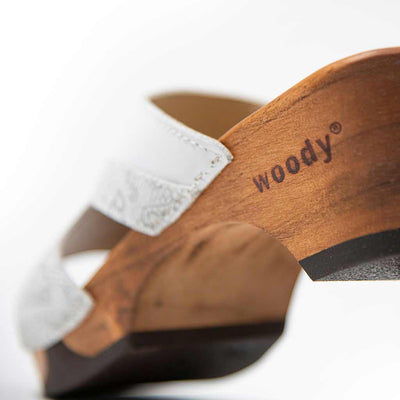 fiona-farbe: treveller blanco(weiss mit städte-print), pantoletten clogs damen mit biegsamer nachhaltiger Holzsohle,holzclogs woody, woody schuhe, woody shoes, handgemachte holzschuhe aus österreich, kärnten