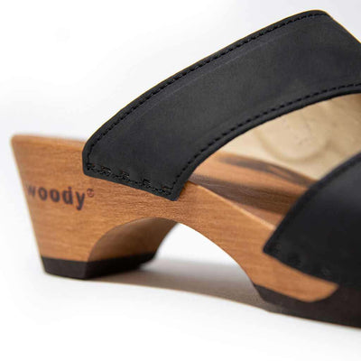 kate-farbe: nero_clogs pantoletten damen mit biegsamer nachhaltiger weidenholzsohle, holzclogs woody, woody schuhe, woody shoes, handgemachte holzschuhe aus österreich, kärnten