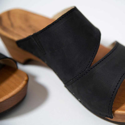 kate-farbe: nero_clogs pantoletten damen mit biegsamer nachhaltiger weidenholzsohle, holzclogs woody, woody schuhe, woody shoes, handgemachte holzschuhe aus österreich, kärnten