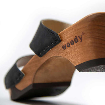 kate-farbe: nero_clogs pantoletten damen mit biegsamer nachhaltiger weidenholzsohle, holzclogs woody, woody schuhe, woody shoes, handgemachte holzschuhe aus österreich, kärnten