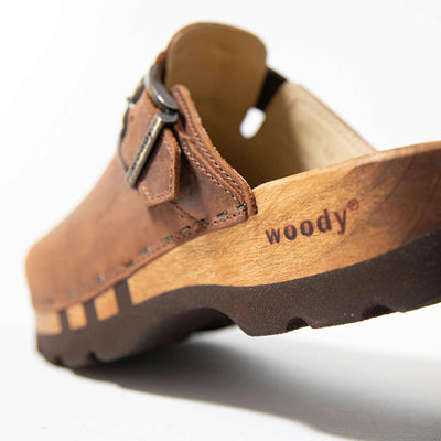 lukas, clogs herren mit biegsamer nachhaltiger holzsohle, der bestseller, farbe: tabacco-braun, holzclogs woody, woody schuhe, woody shoes, handgemachte holzschuhe aus österreich, kärnten