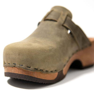 manu, clogs damen mit biegsamer nachhaltiger holzsohle, der bestseller, farbe: kiwi-gruen, holzclogs woody, woody schuhe, woody shoes, handgemachte holzschuhe aus österreich, kärnten