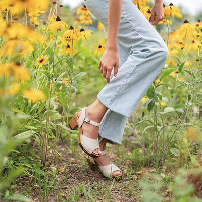 yara, sandaletten clogs damen mit biegsamer nachhaltiger holzsohle, der bestseller, farbe: creme, holzclogs woody, woody schuhe, woody shoes, handgemachte holzschuhe aus österreich, kärnten, blumenfeld